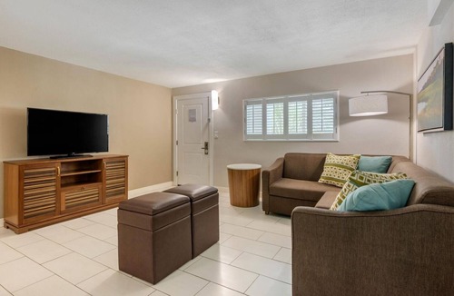 Jekyll Island Hotel | Jekyll Island Getaway | Free Parking | Free Breakfast | Ouytdoor Pool Access