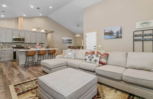 Big Bear City House | Just Grizzly-Modern-Elegant 3Bed-2bath-Pets OK