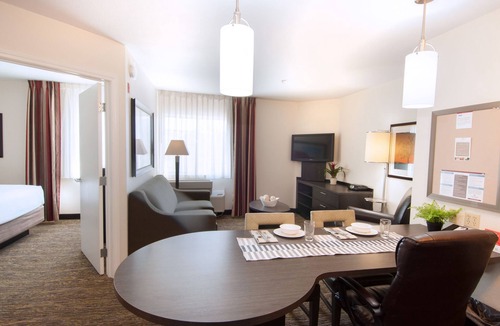 Anaheim Resort Hotel | Just What You Were Looking For! 2 Comfortable Units, Kitchenette, Pets Allowed