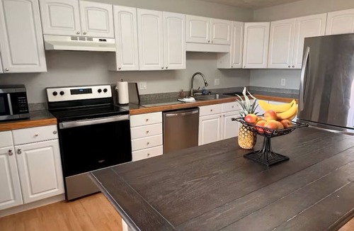 North Logan House | King bed, game room, bunk room, close to USU & canyons, patio & grill, big yard