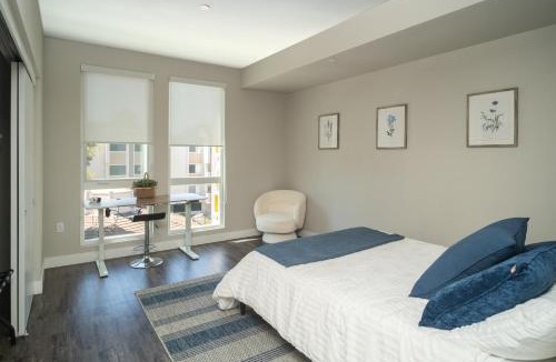 Mountain View Apartment | KING BED Modern 2 Bed 2 Bath Pool & Hot Tub