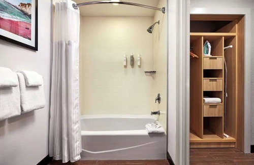 Pismo Beach Hotel | King Room | Pool & Free Parking l 0.6 mi to Pismo Beach Premium Outlets