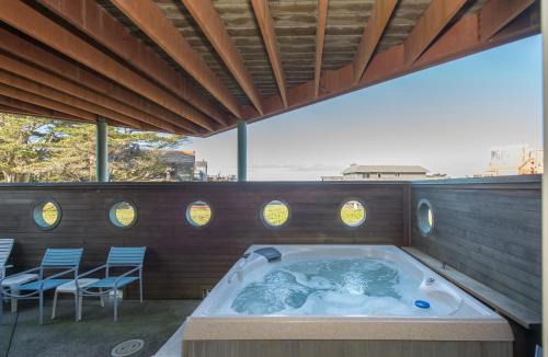 Dillon Beach House | Knot-a-Care! Hot Tub! Walk to Beach! BBQ! Fast WiFi!
