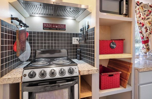 Shasta Lake Cottage | Kokanee Cottage - Furnished Studio - Beautiful setting - 30 day rate discounts!