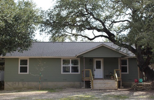 Wimberley House | La Casita Verde Blanco on the banks of the river