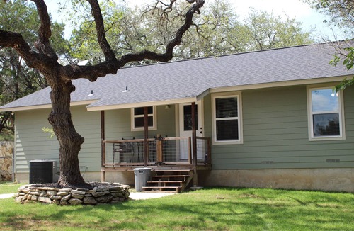 Wimberley House | La Casita Verde Blanco on the banks of the river