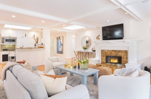 Village of La Jolla House | La Jolla Living by AvantStay | A+ Location | Private Backyard Lounge