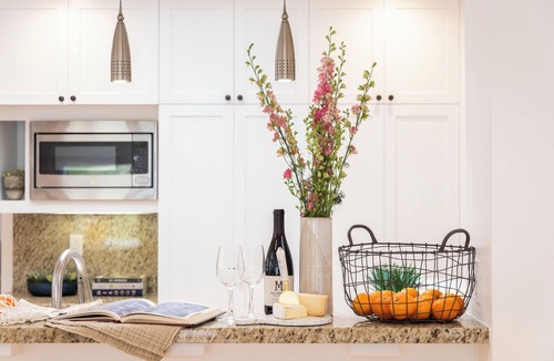 Village of La Jolla House | La Jolla Living by AvantStay | A+ Location | Private Backyard Lounge