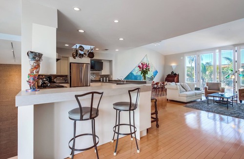 Village of La Jolla Condo | La Jolla Loft - walk to shops & restaurants and only 3 blocks to the beach.