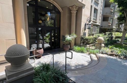 Koreatown Apartment | LA Koreatown Nest House - Modern, Free Parking, Pool and Sauna, No Cleaning Fee