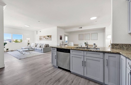Wilshire Apartment | LA Prime Location - Korea Town Getaway