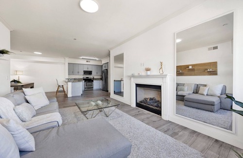Wilshire Apartment | LA Prime Location - Korea Town Getaway