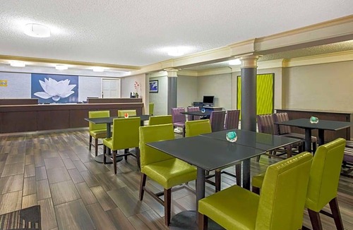 Downtown Hotel | La Quinta Inn by Wyndham Fresno Yosemite