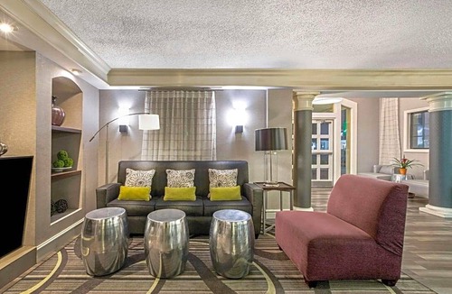 Downtown Hotel | La Quinta Inn by Wyndham Fresno Yosemite