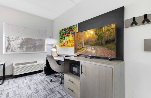Southside Hotel | La Quinta Inn & Suites by Wyndham Jacksonville Mandarin