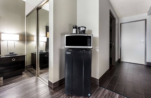 Pacific Beach Hotel | La Quinta Inn & Suites by Wyndham San Diego Mission Bay