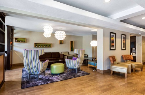 Pacific Beach Hotel | La Quinta Inn & Suites by Wyndham San Diego Mission Bay