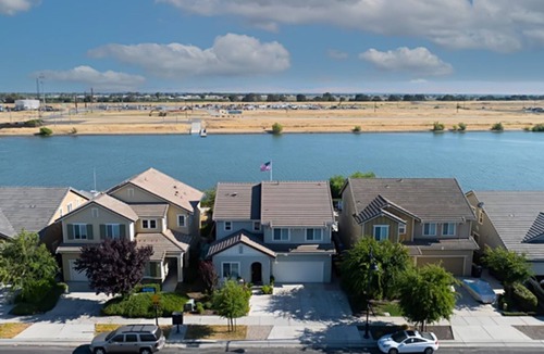 Lathrop House | Lakefront 4-bedroom house with WiFi and AC in brilliant Lathrop