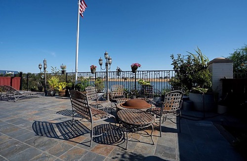 Lathrop House | Lakefront 4-bedroom house with WiFi and AC in brilliant Lathrop