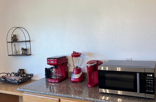 Crescent City House | Lakefront Ranch with Hot Tub and WiFi in Crescent City