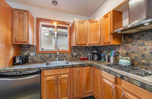Brockway House | Lakeside Serenity Retreat