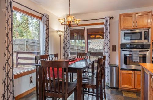Brockway House | Lakeside Serenity Retreat
