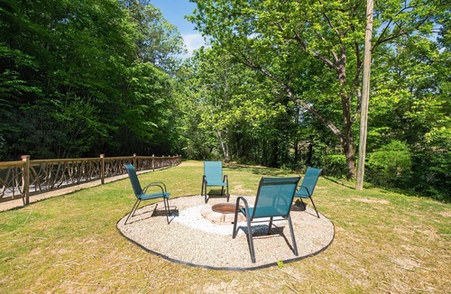 Hendersonville Cottage | Lamb Mountain Retreat - Pets Welcome!