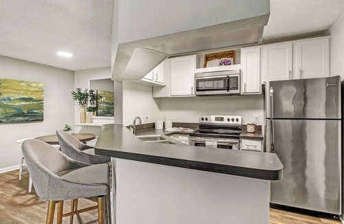 Sunbeam Apartment | Landing | Beautiful 1BD, Courtyard, Gym
