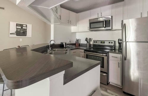 Sunbeam Apartment | Landing | Chic 2BD, Gym, Courtyard