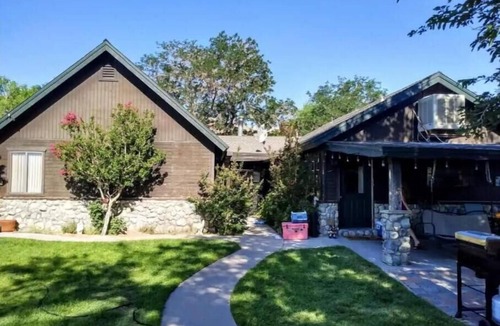 Lone Pine House | Large country home with 3 rooms and 3 baths