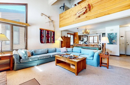Mammoth Lakes Condo | Large Rustic & Bright. Pool & Tennis Court On-site, Near Restaurants