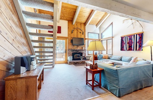 Mammoth Lakes Condo | Large Rustic & Bright. Pool & Tennis Court On-site, Near Restaurants
