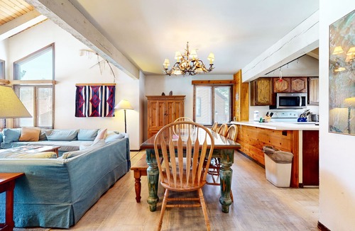 Mammoth Lakes Condo | Large Rustic & Bright. Pool & Tennis Court On-site, Near Restaurants