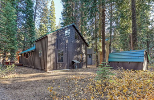 Donner Lake Woods House | Lazy Bear Bungalow Pet Friendly Lake Escape