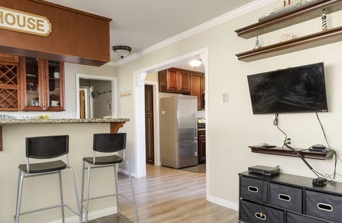 Belmont Heights Apartment | LB New and Upgraded Beach House Walk 2 Sand Sleeps 9