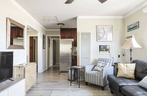 Belmont Heights Apartment | LB New and Upgraded Beach House Walk 2 Sand Sleeps 9