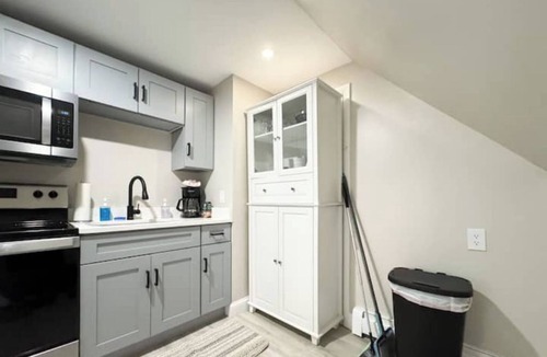 West Lebanon House | Lebanon NH Mins to DHMC-Hospitals- Hartford VT