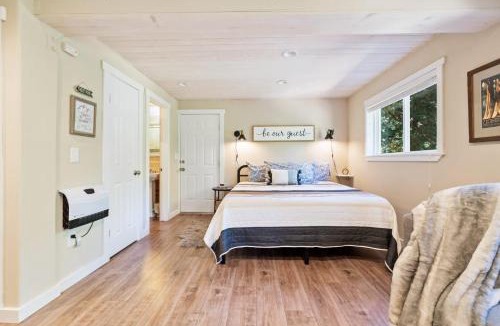 Sugar Pine House | Lewis Creek cabin near Yosemite king beds