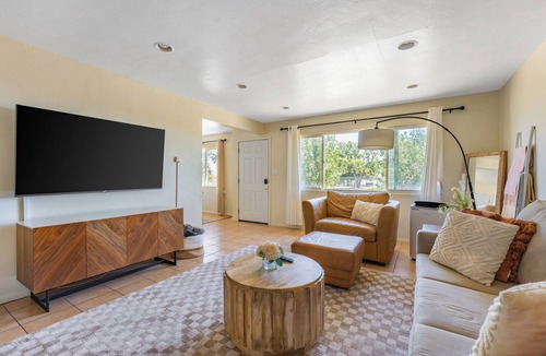 Stockton House | Light & Airy - Fire pit! Close to Downtown, Petco, Little Italy, Zoo, Airport!