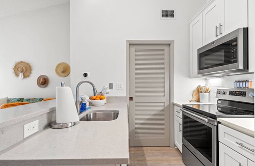 Sawgrass Apartment | Light, Airy Luxury Condo Steps from Private Beach