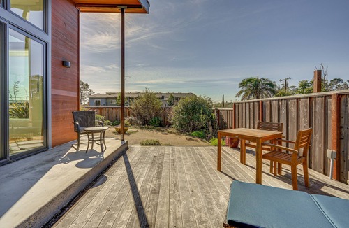 El Granada Apartment | 'Little House By the Sea': Steps to Surfers Beach!