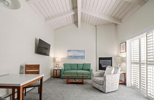 Golden Rectangle Hotel | Lobos Lodge