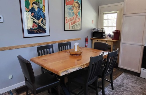 Belmont House | LOCATION, LOCATION! 5 min to mtn, Dog friendly. 5 star reviews. March open!