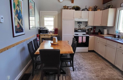Belmont House | LOCATION, LOCATION! 5 min to mtn, Dog friendly. 5 star reviews. March open!