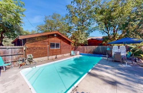 Burnt Ranch House | Log Cabin on the River