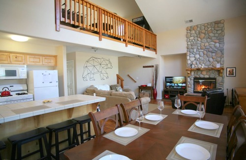 Big Bear Lake House | LogChalet/walk2lake&village/close2slopes/HotTub/GameRoom/Arcade/BBQ/AC/Office/EV