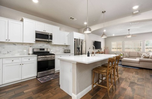 Clovis House | Loma Vista | Luxe Haven | EV Charger