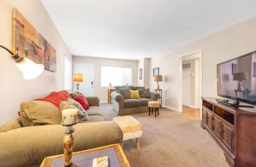 Visalia Apartment | Longer Stays for Travelers- Apt Blocks from Hospital, Downtown