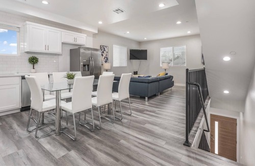 Pico-Union House | Lovely 5BR + 5BA Family Home near DTLA/USC