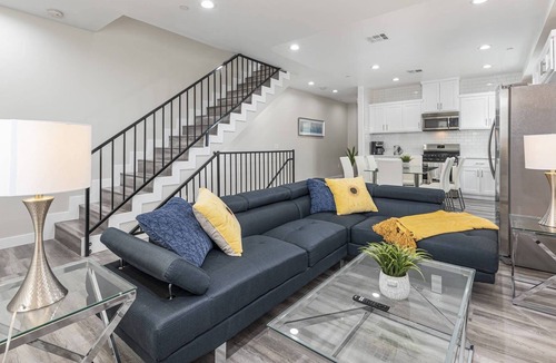 Pico-Union House | Lovely 5BR + 5BA Family Home near DTLA/USC